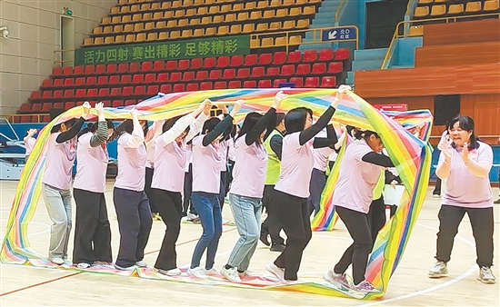 輕松有趣的比拼，讓女職工們暫時放下工作的忙碌，在汗水中釋放壓力，在歡笑中增進(jìn)情誼。