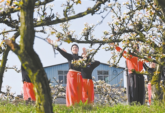 圖為3月11日，游客在重慶市永川區(qū)尖山村拍照。
