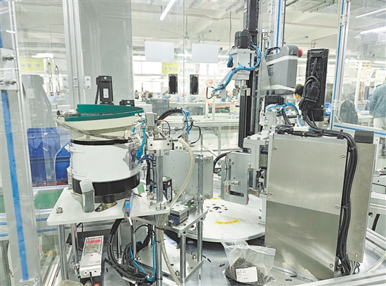 在西點(diǎn)電器的生產(chǎn)線(xiàn)上，機(jī)器與工人緊密協(xié)作，組裝出一臺(tái)臺(tái)高品質(zhì)的風(fēng)扇。