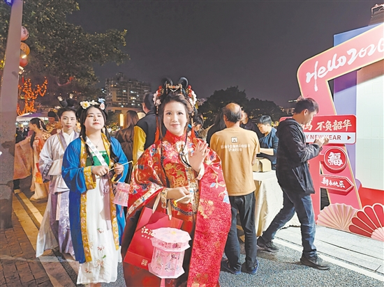 漢服愛(ài)好者穿著漢服提燈夜游。陳嬋