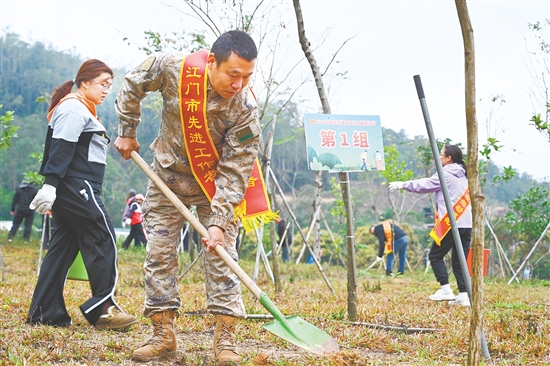 植樹現(xiàn)場。