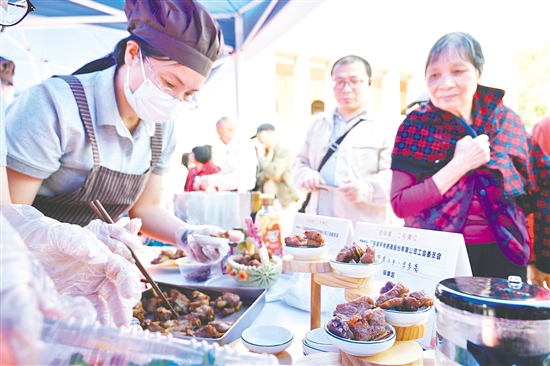 參賽選手認(rèn)真準(zhǔn)備菜品。