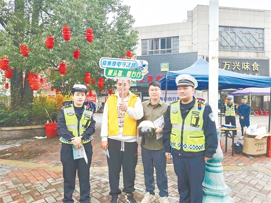 江門人保財險向群眾贈送符合3C認(rèn)證的安全頭盔。