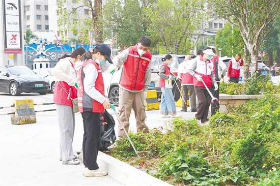 清理綠化帶內(nèi)的垃圾，營造干凈整潔生活環(huán)境。