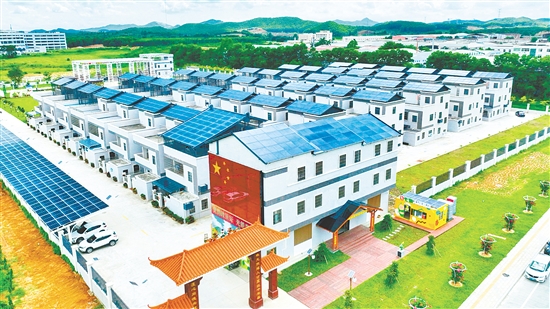 址山鎮(zhèn)將持續(xù)深化隆基光伏產(chǎn)品本土多場景應(yīng)用，推動全鎮(zhèn)光伏總裝機(jī)容量達(dá)120兆瓦，逐步實(shí)現(xiàn)全域光伏應(yīng)用，打造光伏特色小鎮(zhèn)。圖為址山鎮(zhèn)蓮珠新村。