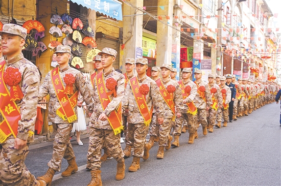 預(yù)定新兵到長(zhǎng)堤歷史文化街區(qū)巡游，精神抖擻。