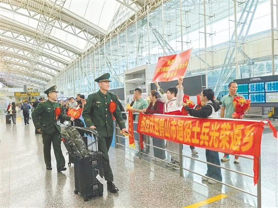 鶴山市退役軍人返鄉(xiāng)，感受到滿滿的儀式感。