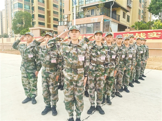 新會(huì)區(qū)預(yù)定新兵整齊列隊(duì)。