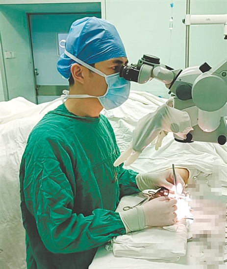 醫(yī)生為患者施行手術(shù)。