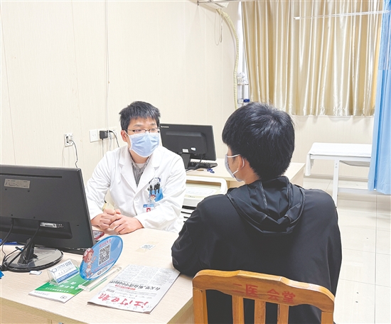 醫(yī)生為肝病患者看診。