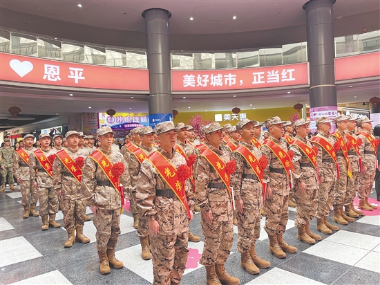 52名來(lái)自恩平市各鎮(zhèn)（街）的熱血青年身著戎裝、精神抖擻，帶著家鄉(xiāng)親友的期盼與囑托，即將開(kāi)啟軍旅生涯。