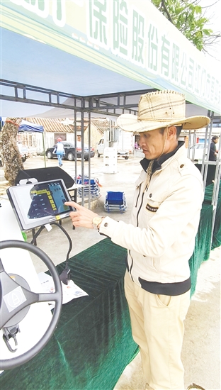 工作人員只要通過手機，便可控制田間插秧機的行進方向。