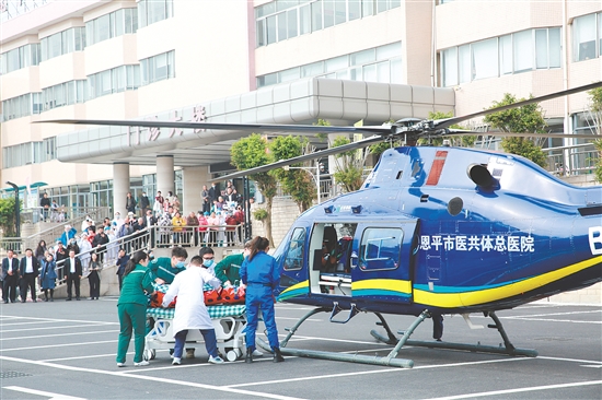 直升機在恩平市人民醫(yī)院轉(zhuǎn)運病例到珠江醫(yī)院。