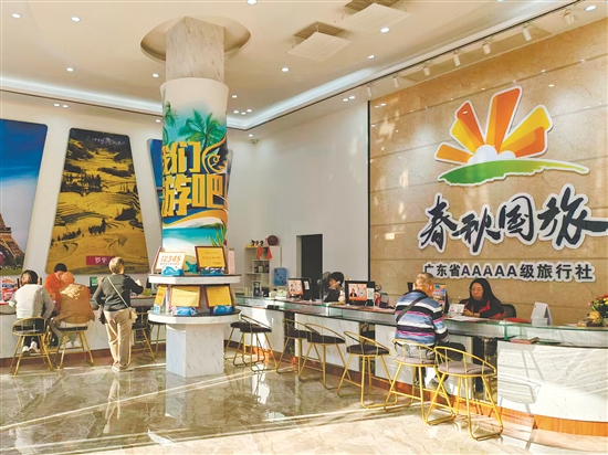 3月不少中老年長者到旅行社咨詢出游事宜。