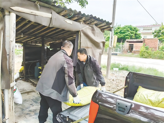 針對農(nóng)戶運輸難題，開平市供銷合作聯(lián)社積極推廣“農(nóng)資配送上門”服務(wù)，有效解決農(nóng)資下鄉(xiāng)“最后一公里”問題。