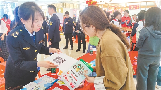 工作人員為市民提供政策解讀、消費指引等便民服務，讓法律知識從“紙上”走到群眾身邊。