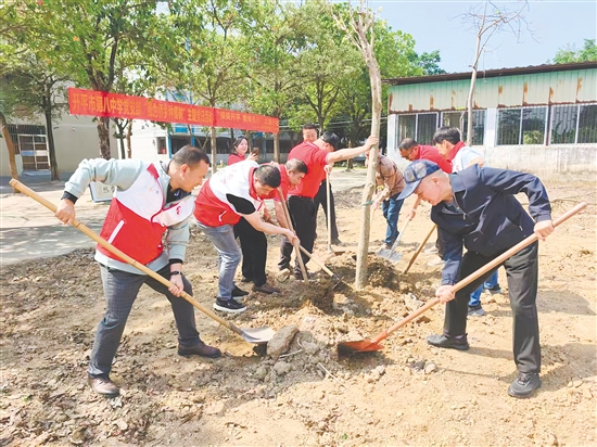 政商攜手共建“湘商林”，為春日蒼城注入蓬勃生機(jī)。