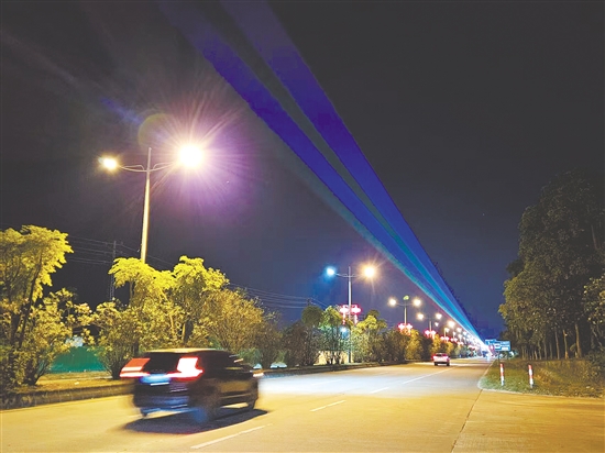 臺(tái)山交警在臺(tái)山重點(diǎn)路段新添12套防疲勞激光燈，為夜間行車點(diǎn)亮“安全燈塔”。
