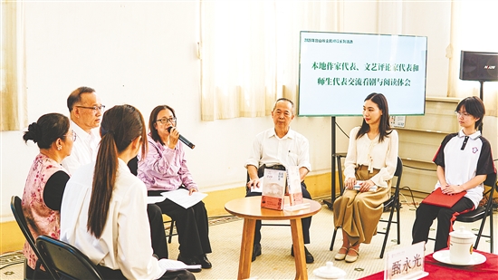 在交流分享環(huán)節(jié)，臺山市六位讀者代表暢談電視劇《我的山與海》劇情、閱讀感悟體會等。