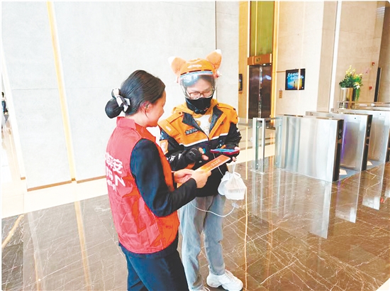 江門平安產(chǎn)險工作人員進入商圈，針對外賣員等群體開展“一對一、面對面”精準(zhǔn)宣傳。