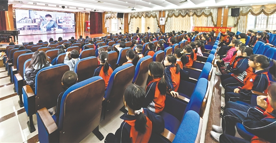 中國銀行江門分行“消保宣傳團”的講師們，為小學(xué)生們量身定制金融課堂。