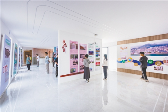 圩鎮(zhèn)客廳以農(nóng)文旅融合為核心整體打包運(yùn)營(yíng)，后續(xù)將建設(shè)成為集休閑垂釣、農(nóng)耕體驗(yàn)、露營(yíng)觀光等于一體的鄉(xiāng)村旅游新地標(biāo)。圖為展廳。