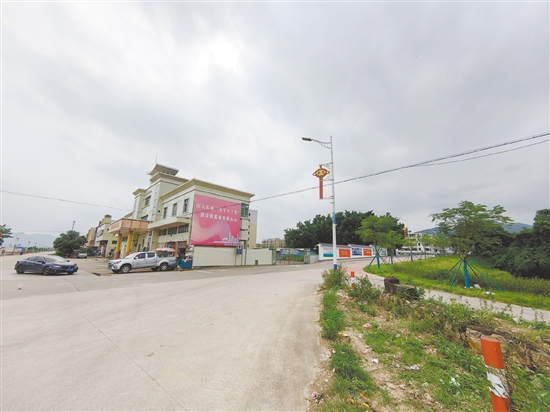 改造前的鄉(xiāng)鎮(zhèn)入口