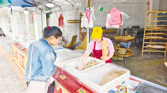 清明節(jié)臨近，市民購買燒餅。