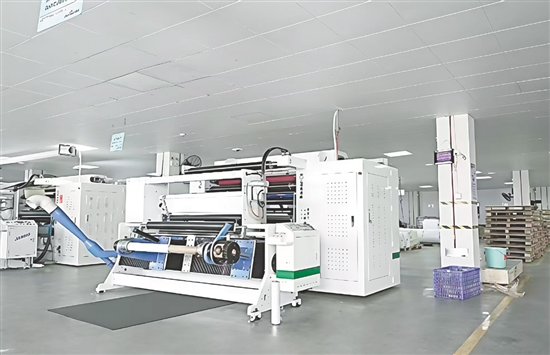 企業(yè)以創(chuàng)新為核心驅(qū)動(dòng)力，深耕不干膠系列產(chǎn)品研發(fā)、生產(chǎn)與銷(xiāo)售，聚焦油性不干膠、水性不干膠及上光膜等細(xì)分賽道，憑借過(guò)硬的創(chuàng)新實(shí)力站穩(wěn)行業(yè)前沿。