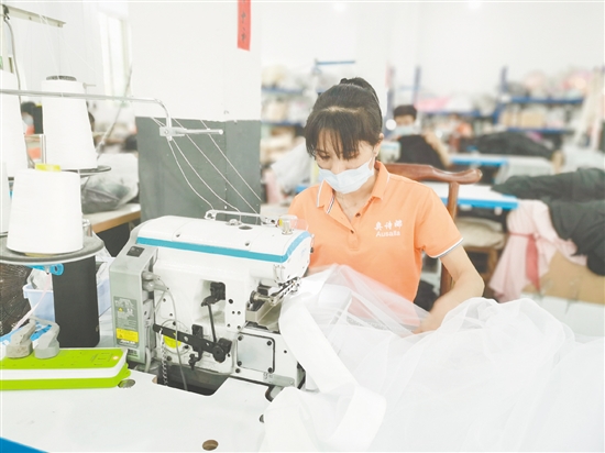 這家扎根臺山的傳統(tǒng)制造企業(yè)，憑借研發(fā)創(chuàng)新與深耕細分市場，不僅讓傳統(tǒng)蚊帳煥發(fā)新活力，更成功打入歐美主流銷售渠道，成為當(dāng)?shù)貍鹘y(tǒng)產(chǎn)業(yè)轉(zhuǎn)型升級的生動縮影。