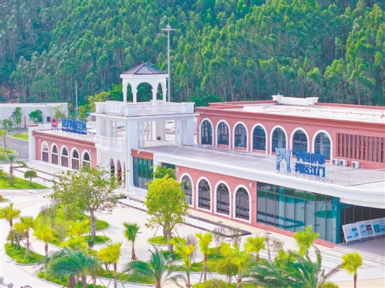 服務(wù)區(qū)大樓成為不少旅客鏡頭里的“網(wǎng)紅打卡地”。