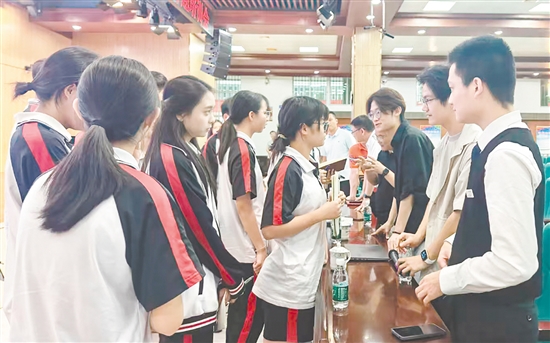 澳門(mén)城市大學(xué)學(xué)生現(xiàn)場(chǎng)與僑鄉(xiāng)學(xué)子進(jìn)行交流。