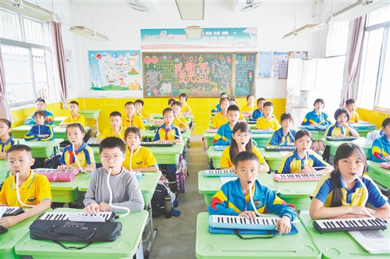 沙坪街道玉橋小學(xué)將口風(fēng)琴樂器引入校園，打造“口風(fēng)琴進(jìn)課堂”音樂特色課程，讓這一輕巧的樂器成為學(xué)校美育的鮮活載體。