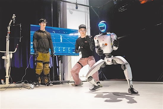 圖為3月26日，在北京國際科幻與未來產(chǎn)業(yè)博覽會上，諾亦騰機器人的工作人員演示通過動作捕捉技術(shù)控制的協(xié)作機器人。