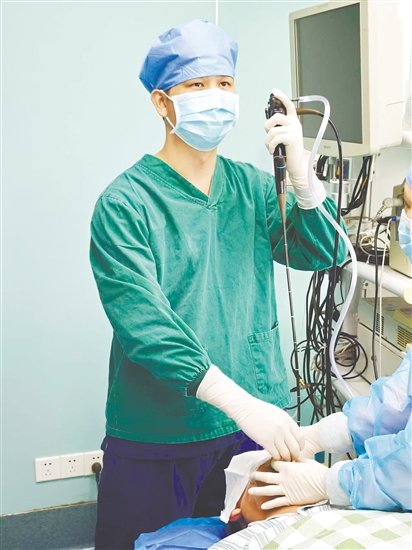 醫(yī)生借助支氣管鏡為患者取出異物。