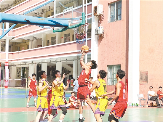 籃球場(chǎng)上，球員縱身投籃，隊(duì)友與對(duì)手緊盯球路，賽事比拼正酣。