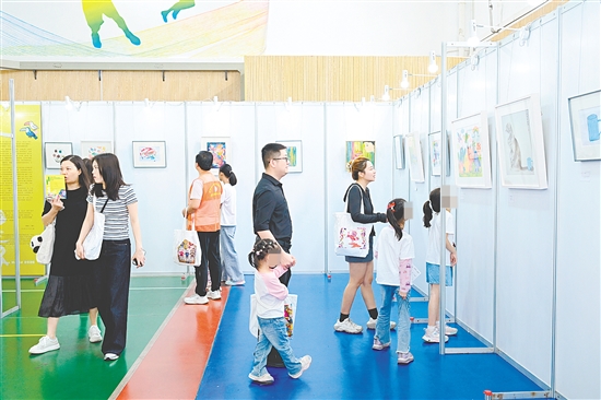 畫展上的作品吸引了大家的關(guān)注。