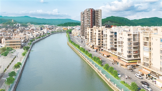 海宴鎮(zhèn)聚力美麗圩鎮(zhèn)建設，精心打造美麗河道，實施一河兩岸景觀亮化工程。