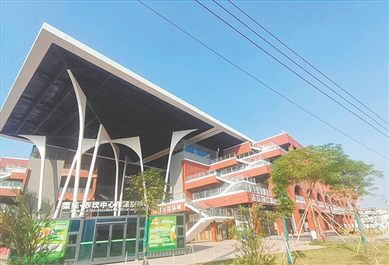 赤坎鎮(zhèn)鄰里中心（中心市場(chǎng)）工程建成投用，完善了城鎮(zhèn)功能，便利了群眾生活。