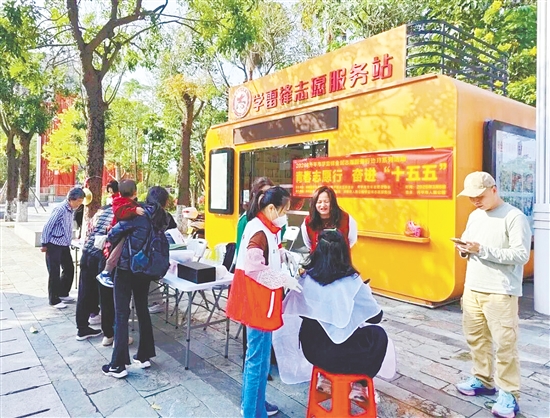 在開平市人民公園學(xué)雷鋒志愿服務(wù)站舉辦的便民志愿服務(wù)活動(dòng)備受市民歡迎，理發(fā)師志愿者動(dòng)作嫻熟，為市民修剪發(fā)型。