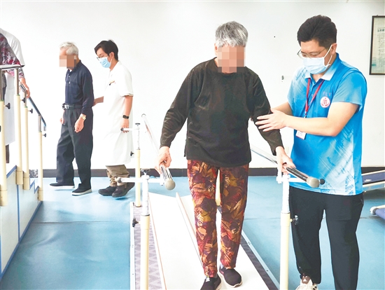 開平市中醫(yī)院將充分發(fā)揮中醫(yī)藥在“治未病”、慢性病管理、康復護理等方面的獨特優(yōu)勢，把專業(yè)醫(yī)療服務全面延伸至福利院。圖為開平市中醫(yī)院醫(yī)生為老年人做康復治療。