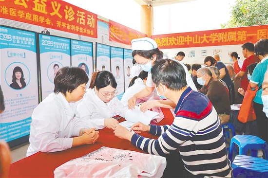 3月27日，開平市中心醫(yī)院義診現(xiàn)場人頭攢動，前來咨詢問診的市民群眾絡繹不絕。