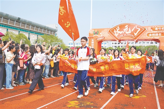 學(xué)生跨越“成人門”，宣告從少年邁向成年。
