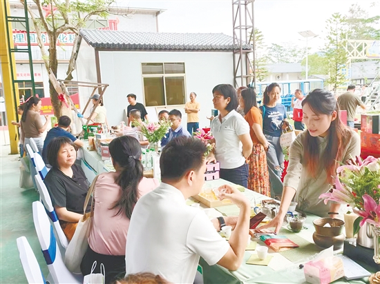活動吸引各地市民游客前來大沙鎮(zhèn)品春茶。