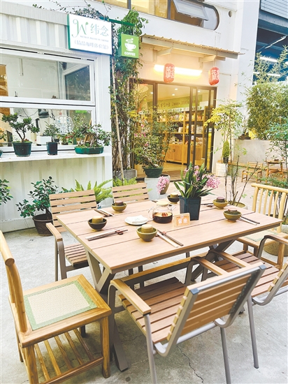 七色云蔬食餐廳環(huán)境采用自然原木風，讓食客在舒適的氛圍中用餐。