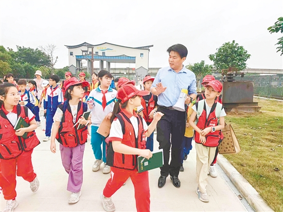 小記者邊觀察邊聽講，不時(shí)與水利工作人員進(jìn)行交流。