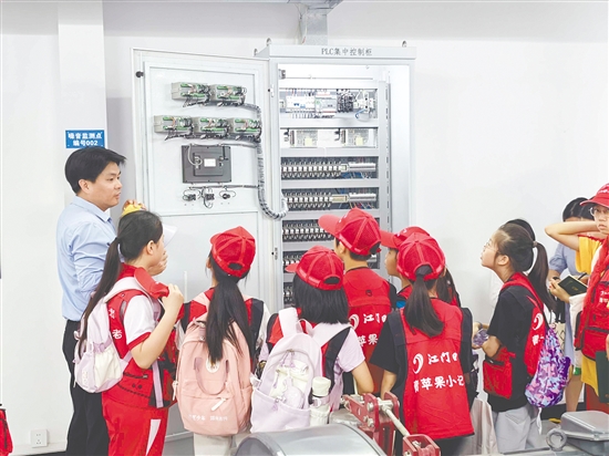 小記者認(rèn)真了解睦洲水閘“智慧水利”管理中的“黑科技”。