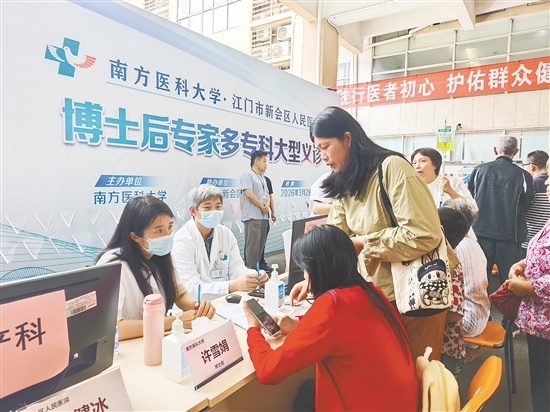 本次義診共開設(shè)18個?？疲峁〤T掃描、超聲、心電圖、肺功能等多項(xiàng)免費(fèi)?？茩z查名額，將優(yōu)質(zhì)醫(yī)療服務(wù)送到群眾家門口。