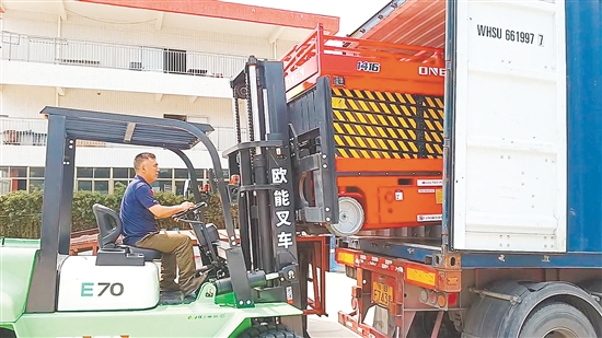 臺山新能源叉車打包入柜，不久將交付至海外客戶手中。