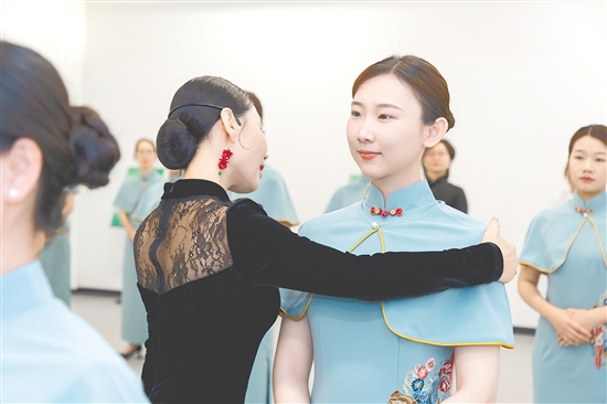 旗袍儀態(tài)課走進(jìn)臺(tái)山“超級(jí)4.0社區(qū)”，居民參與熱情高漲。